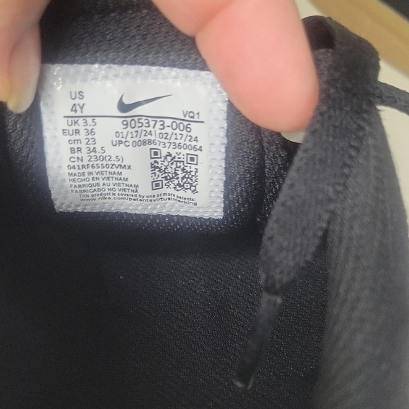 Nike Big Kids Black and Tan Sneakers Sz 4y Boys Good Condition - Picture 4 of 8